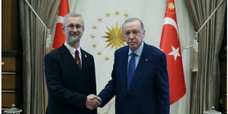 Колишній в’язень Кремля посол України Наріман Джелял вручив вірчі грамоти президенту Туреччини Ердогану (ВІДЕО)