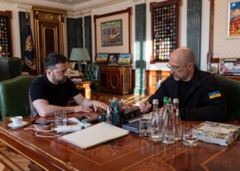 «Дитячі» гроші, «Пакунок школяра», зброя та управлінська трансформація – Зеленський провів нараду зі Шмигалем