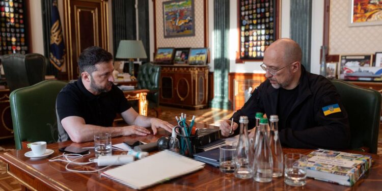 «Дитячі» гроші, «Пакунок школяра», зброя та управлінська трансформація – Зеленський провів нараду зі Шмигалем