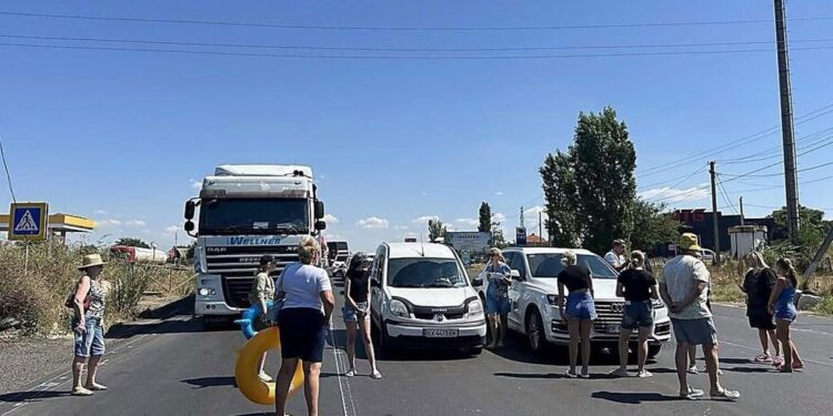 Сьогодні в Коблеве підприємці перекривали одеську трасу – вимагали відкрити море