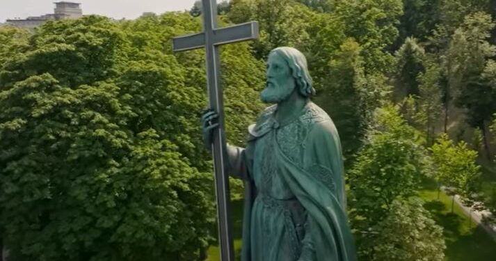 “Українці тут були, українці тут є, українці тут будуть” – Зеленський привітав українців з Днем державності (ВІДЕО)