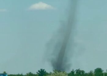 На Херсонщині зафільмували масштабний торнадо (ВІДЕО)