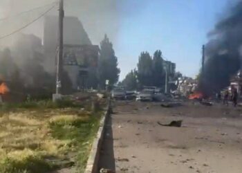 Російські терористи скинули КАБи на супермаркет в Добропіллі – є загиблі, лікарня переповнена пораненими (ФОТО, ВІДЕО)