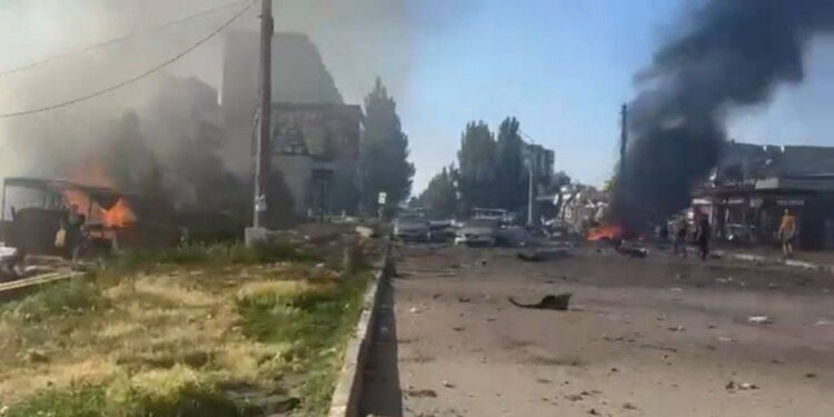 Російські терористи скинули КАБи на супермаркет в Добропіллі – є загиблі, лікарня переповнена пораненими (ФОТО, ВІДЕО)
