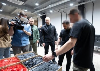Україні треба 1000 дронів-перехоплювачів на добу – Зеленський відвідав підприємство, де їх виробляють (ФОТО)