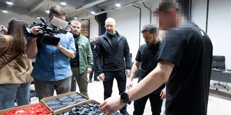 Україні треба 1000 дронів-перехоплювачів на добу – Зеленський відвідав підприємство, де їх виробляють (ФОТО)