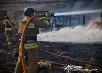 Росіяни продовжують терор Очаківщини – там горіло через обстріли (ВІДЕО)