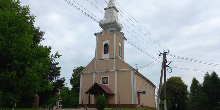 У Закарпатті підпалили церкву і написали погрози угорцям, Орбан обіцяє “захистити народ” (ФОТО)