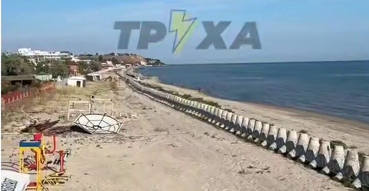 На Миколаївщині в курортному Коблевому пляж перерили і відгородили від моря (ВІДЕО)