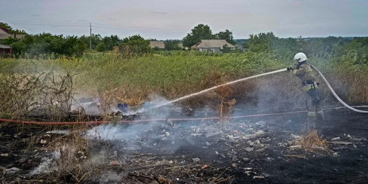 На Миколаївщині горіла вантажівка з зерном і житлові будинки