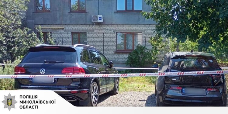 На Миколаївщині ображений чоловік підпалив Volkswagen Touareg сусіда. Хотів ще BMW, але не встиг (ФОТО)
