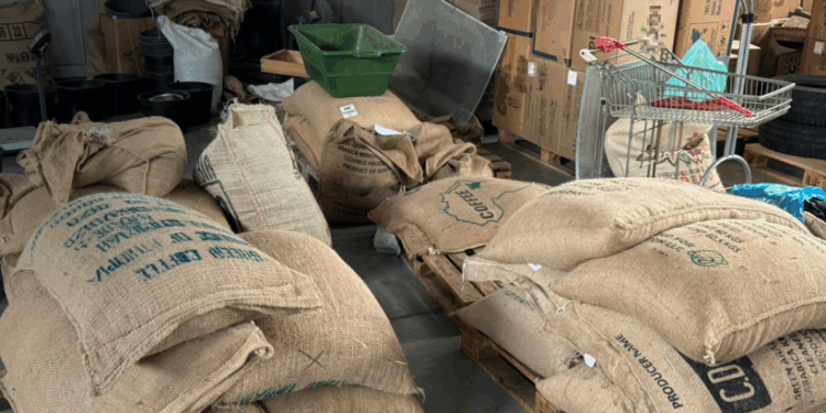 На Київщині виявили підпільне виробництво кави. Яка вона на смак – невідомо, але автопарк там знайшли люксовий (ФОТО)