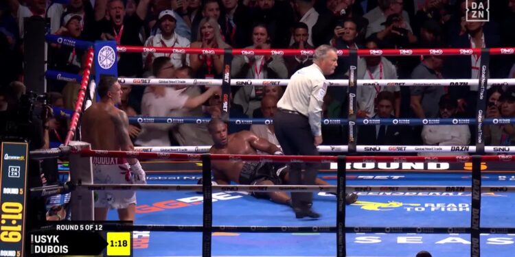 Усик переміг Дюбуа нокаутом (ВІДЕО)