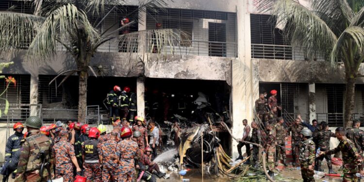 У Бангладеш військовий літак впав на школу – 19 загиблих, 50 госпіталізованих (ФОТО, ВІДЕО)