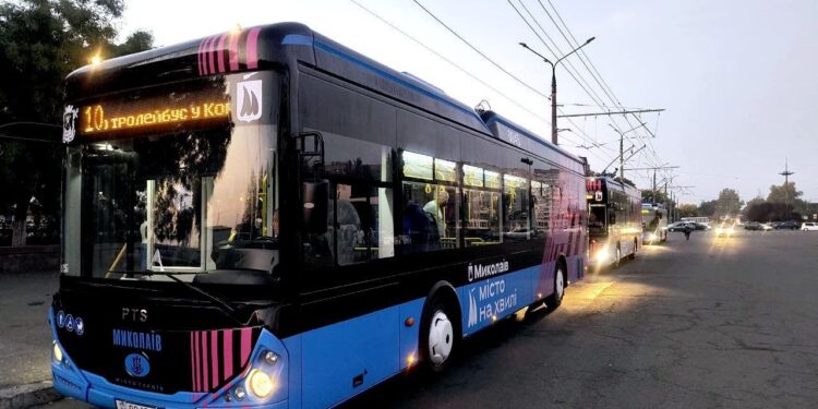 У Миколаєві змінили графік руху тролейбусів в Корабельний район, щоб пасажири київського потягу встигали