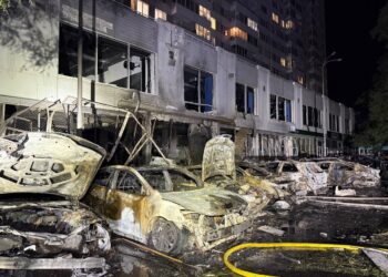 Чергова жахлива ніч в Одесі – згорів магазин та авто, постраждала багатоповерхівка (ВІДЕО)
