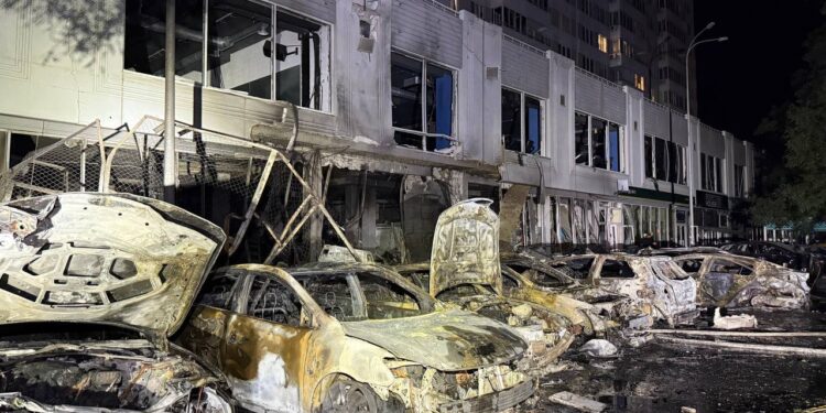 Чергова жахлива ніч в Одесі – згорів магазин та авто, постраждала багатоповерхівка (ВІДЕО)