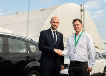 Франція та Україна об’єднують зусилля для ядерної безпеки – французький міністр оглянув саркофаг у Чорнобилі (ФОТО)