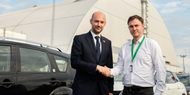 Франція та Україна об’єднують зусилля для ядерної безпеки – французький міністр оглянув саркофаг у Чорнобилі (ФОТО)