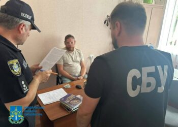 Демпінгував? У Миколаєві повідомили про підозру лікарю – брав по $200 за довідку