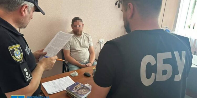 Демпінгував? У Миколаєві повідомили про підозру лікарю – брав по $200 за довідку