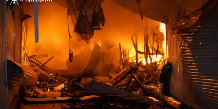 Після нічної атаки «шахедів» в Одесі горить ринок «Привоз». У Миколаєві – теж пожежа (ФОТО)