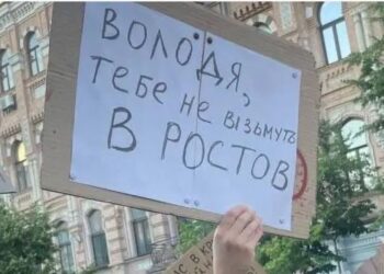 “Революція на картоні”. Сороміцька мова на плакатах як ознака нових протестів (ФОТО)