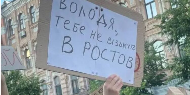 “Революція на картоні”. Сороміцька мова на плакатах як ознака нових протестів (ФОТО)