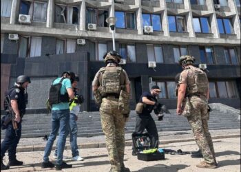 Росіяни вдарили дроном по будівлі ОВА в Сумах (ФОТО, ВІДЕО)