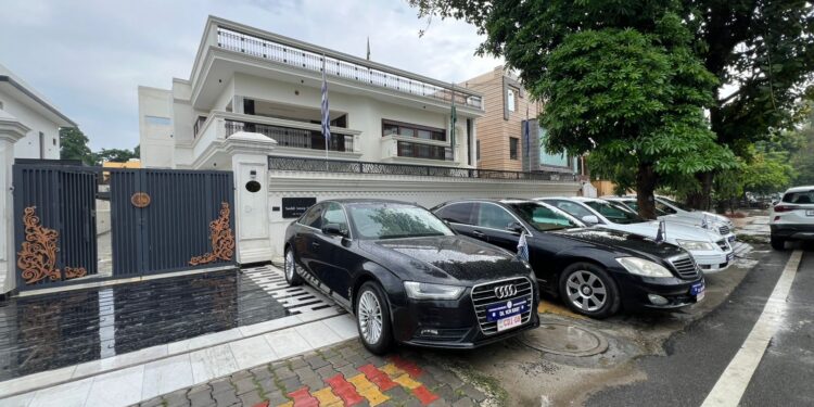 В Індії затримали “посла” неіснуючих країн у розкішному фейковому посольстві (ФОТО, ВІДЕО)