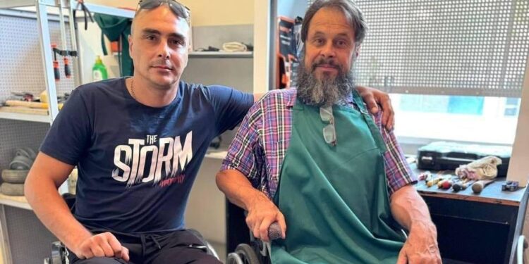 Ремонтують колісні крісла – у Миколаєві люди з інвалідністю створили таке підприємство (ФОТО)