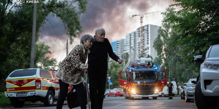 Місто в диму, дихати нічим – наслідки нічної атаки на Київ (ФОТО, ВІДЕО)