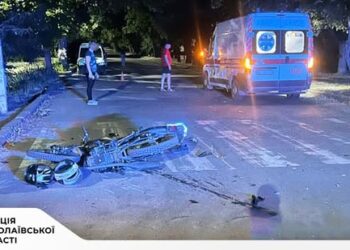 На Миколаївщині внаслідок ДТП із «швидкою»» травмувалися неповнолітній мотоцикліст та його пасажирка (ФОТО)
