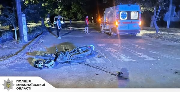 На Миколаївщині внаслідок ДТП із «швидкою»» травмувалися неповнолітній мотоцикліст та його пасажирка (ФОТО)