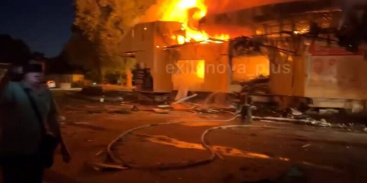 У Донецьку ракета прилетіла в колишній НІ – там збирали дроні і РЕБи (ФОТО, ВІДЕО)