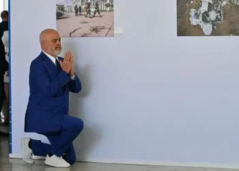Прем’єр Албанії знову став на коліно перед прем’єркою Італії Мелоні – їй ніяково, в Албанії злі (ФОТО)