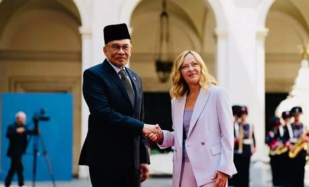 Прем’єрка Італії каже, що США припинили постачання Україні лише деяких компонентів, а не зброї в цілому