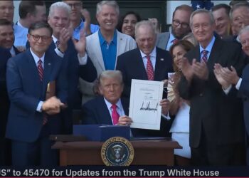 Трамп суперурочисто підписав свій “великий і прекрасний” закон про податки. Що з ним не так (ВІДЕО)