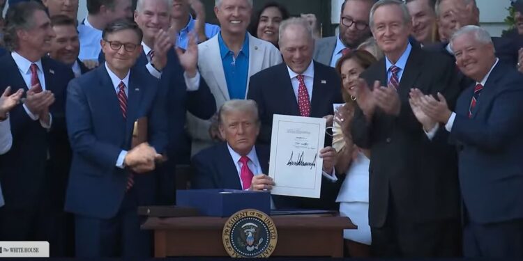 Трамп суперурочисто підписав свій “великий і прекрасний” закон про податки. Що з ним не так (ВІДЕО)