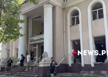 Внаслідок падіння уламків дрона у Миколаєві пошкоджений офіс ПриватБанки та будинки навколо (ВІДЕО)