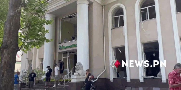 Внаслідок падіння уламків дрона у Миколаєві пошкоджений офіс ПриватБанки та будинки навколо (ВІДЕО)