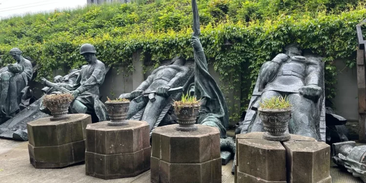 У Львові розібрали Пагорб слави, останки Путіна і Кузнєцова Садовий готовий обміняти (ФОТО)