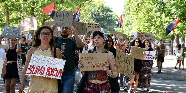 У Миколаєві кілька десятків молодих людей вимагали ветувати закон №12414 щодо НАБУ та САП (ФОТО)