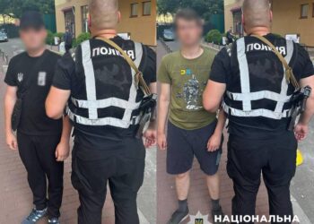 Два іноземці-провокатори  ходили по Києву зі свастикою – поліція їх знайшла (ФОТО)