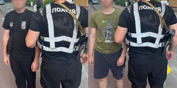 Два іноземці-провокатори  ходили по Києву зі свастикою – поліція їх знайшла (ФОТО)