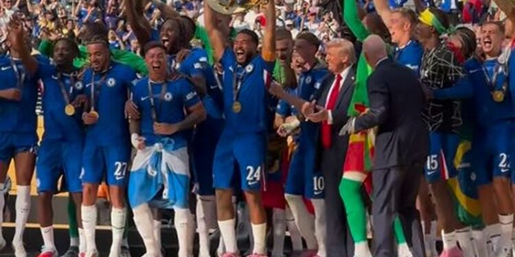 Трамп на фіналі  клубного ЧС піднявся на сцену святкувати з Челсі – його ледь вмовили зійти (ВІДЕО)