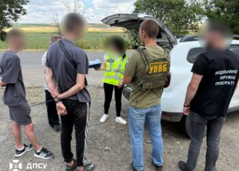 22-річний мешканець Миколаївщини спробував за $7,5 тис. підкупити  прикордонника, щоб виїхати до Молдови самому та доставити туди ще двох чоловіків (ФОТО)