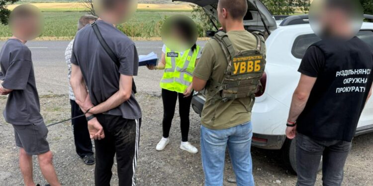 22-річний мешканець Миколаївщини спробував за $7,5 тис. підкупити  прикордонника, щоб виїхати до Молдови самому та доставити туди ще двох чоловіків (ФОТО)