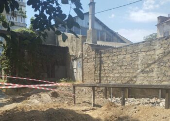 У центрі Миколаєві невідомі пробурили свердловину – сусіди незадоволені, екологи теж (ФОТО)