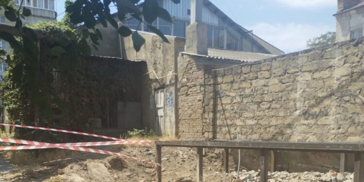 У центрі Миколаєві невідомі пробурили свердловину – сусіди незадоволені, екологи теж (ФОТО)